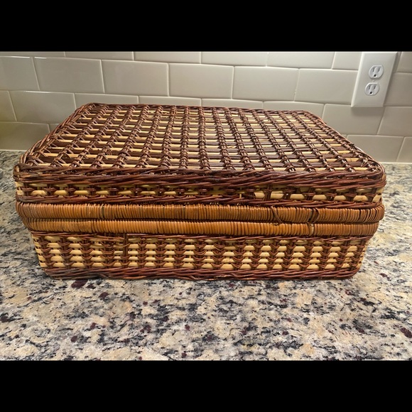 Vintage Wicker hard woven picnic basket luggage bags utensils included - Picture 4 of 4